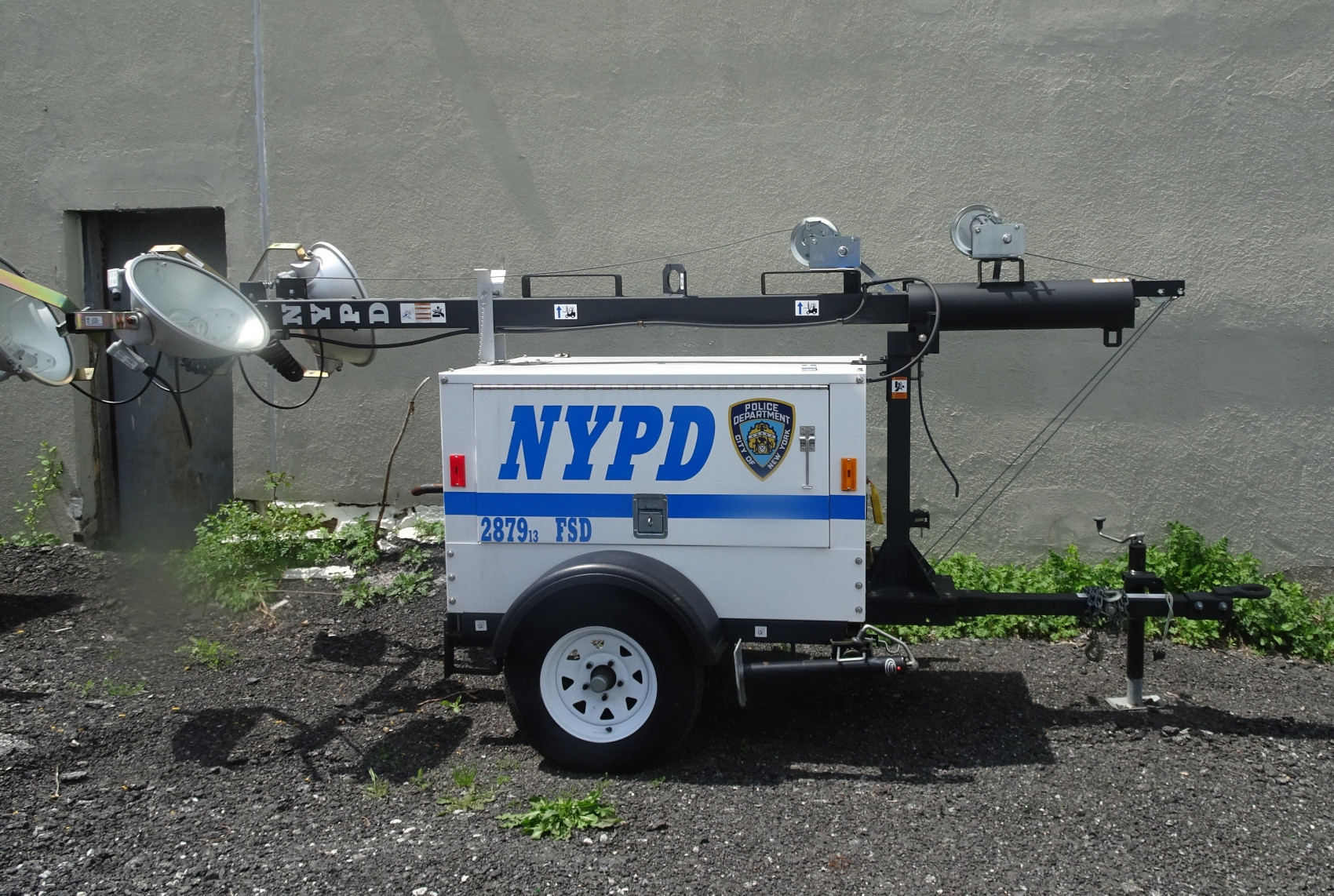 NYPD mobile lighting unit — diesel generator with telescoping pole